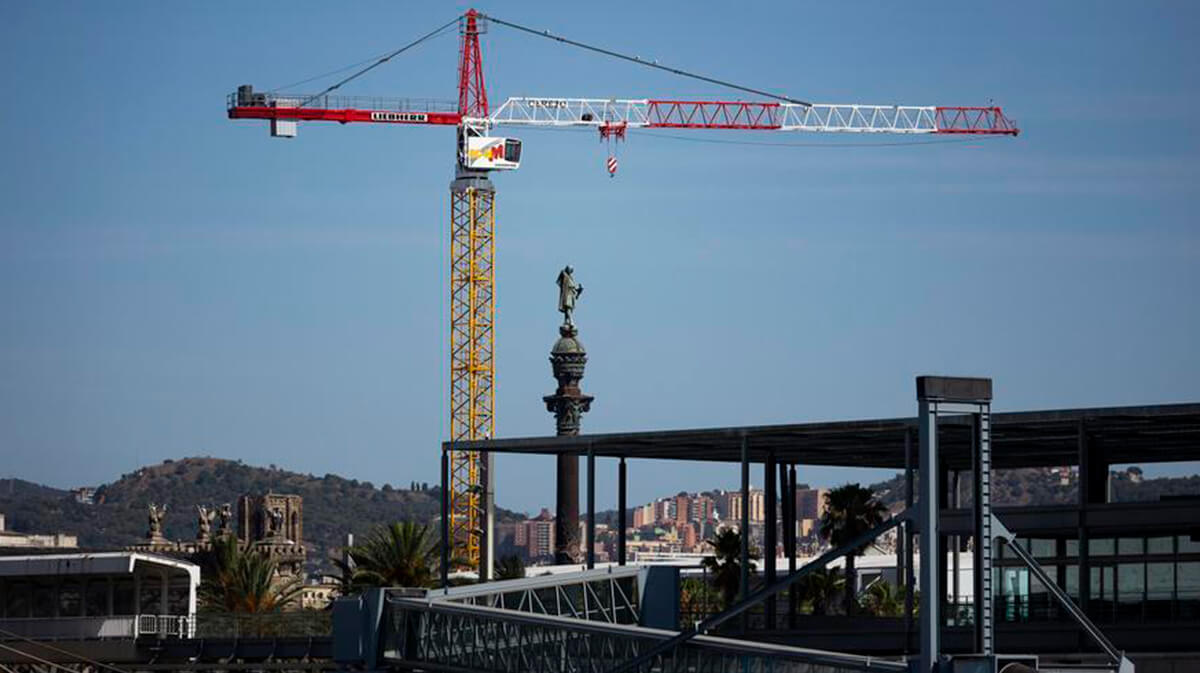 Barcelona culmina la recuperación del Rompeolas con una rambla y el edificio Mirador
