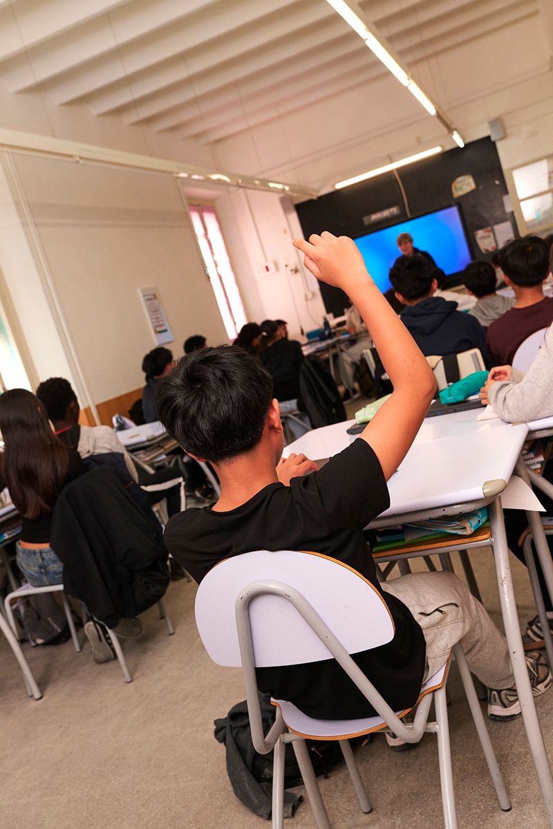Alumno participando activamente en clase. © Fundación ”la Caixa”
