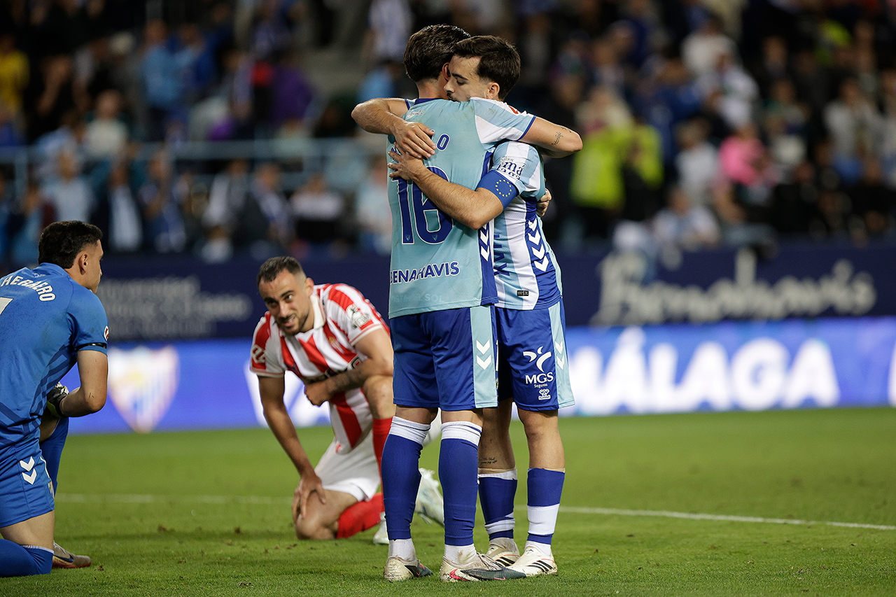 El Málaga CF remontó al Sporting y sigue luchando por el PLAYOFF DE ASCENSO - Foto: LALIGA