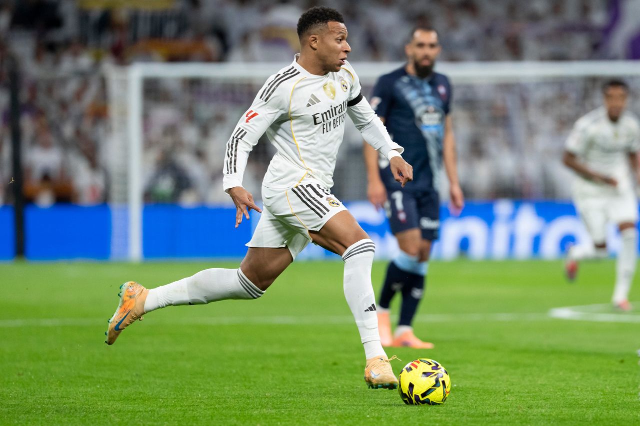 Mbappé, máximo goleador de la última Copa del Mundo, conduce el balón ante la presencia de Borja Iglesias durante un partido de LALIGA - Foto: LALIGA